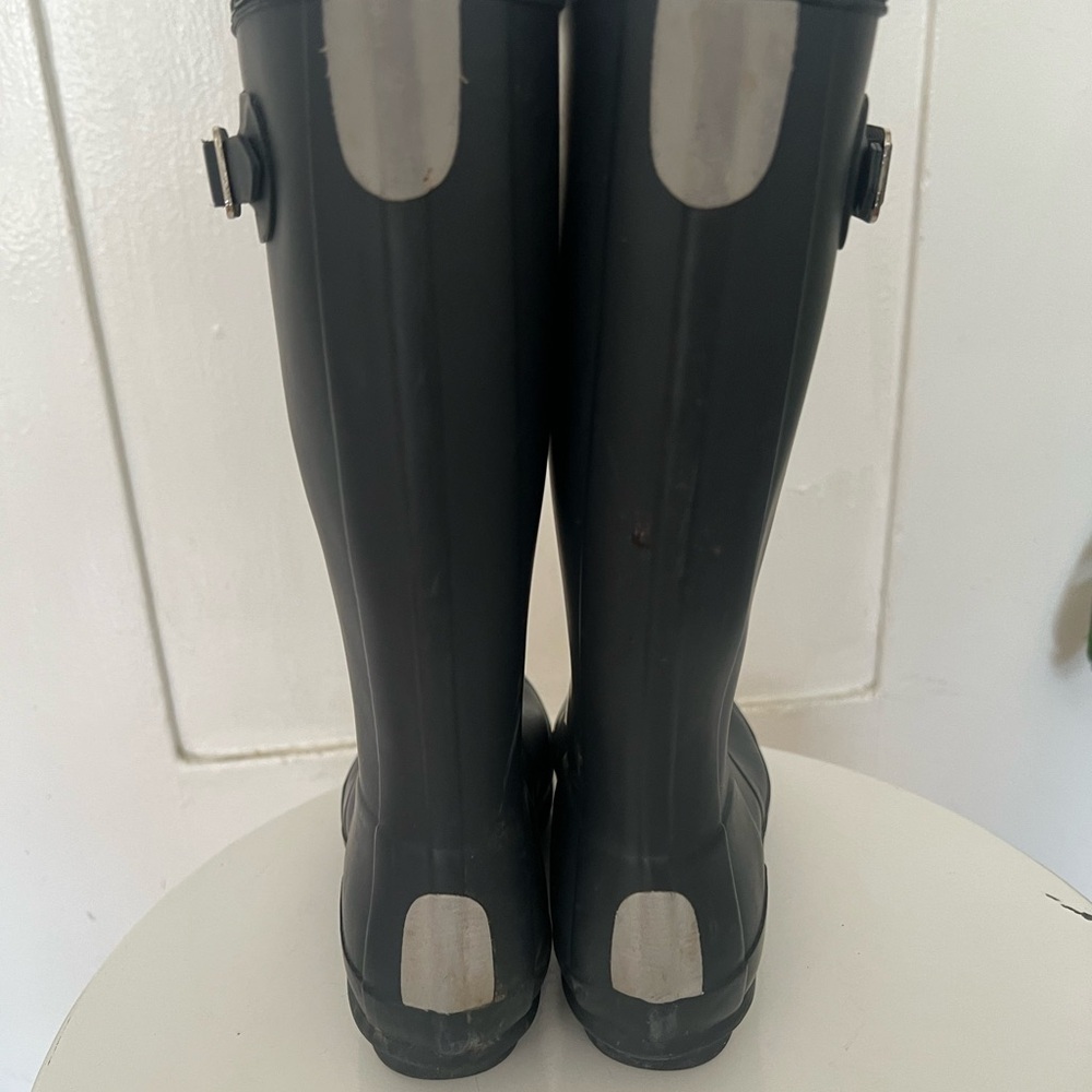 Kids navy blue hunter rain boots. Size 2/3. Good condition. - Picture 3 of 6